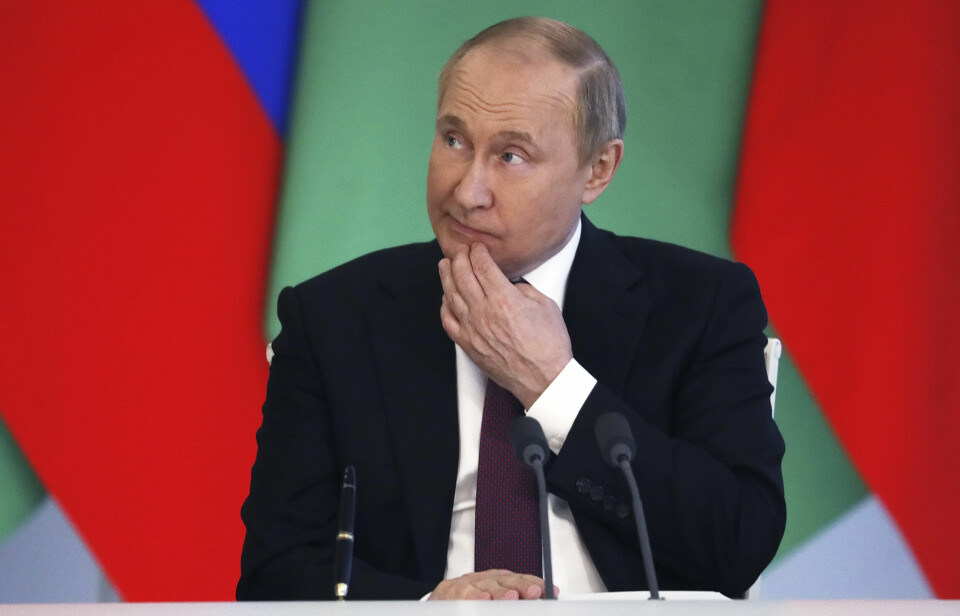 RASJONELL: Palle Ydstebø tror at Putin vil gjøre rasjonelle valg når det gjelder en eskalering mot Nato. Russlands president Vladimir Putin er involvert i krigen i Ukraina på lang sikt, mener norsk professor. Foto: Jurij Kotsjetkov / AP / NTB