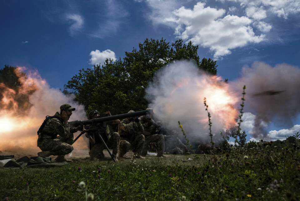 Ukrainske soldater fyrer av en rakett på slagmarken i Kharkiv. Foto: Jevgenij Maloletka / AP / NTB