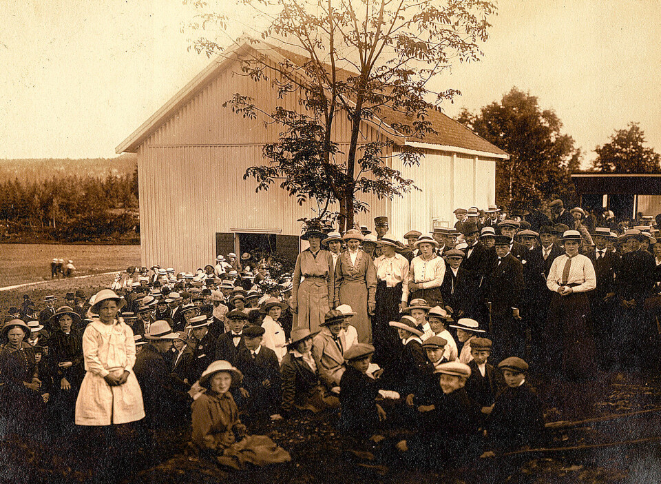 LANG TRADISJON: Det årlege Sankthansstevnet i Delk, her i Solberg kirke i Ramnes i 1920-åra. Denne kyrkja låg langt frå allfarveg, dessutan var det å reise frå Oslo eller Telemark til indre Vestfold eit stort prosjekt på den tida. Å reise med hest var like vanleg som å køyre bil, fortel Rolf Ekenes. Delk: Sankthansstevne i Solberg kirke i Ramnes i 1920-årene. Så vidt vi vet var det bare ett Sankthansstevne i kirkesamfunnet. Det gikk over to dager, søndag og mandag. Dette kan ha vært mandagen, da var det færre folk. Men Solberg kirke lå langt fra allfarvei, samt at å reise fra Oslo eller Telemark til indre Vestfold var et stort prosjekt på den tida; fortsatt like mye hest som bil.
