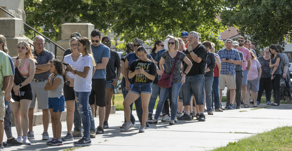 KØ: Folk sto i kø for å si sin mening om abort ved Sedgwick County Historic Courthouse i Wichita i Kansas denne uka. Lange rekker med velgere ventet på å avlegge stemme i Kansas. Foto: Travis Heying / The Wichita Eagle via AP / NTB