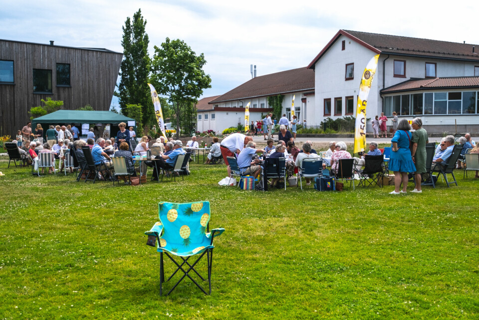 FEIRING: Folk kom tradisjonen tru frå fjern og nær til det årlege sankthansstevnet. I år skulle også 150-årsjubileet feirast. 26.06.22 Gjennestad, Norge. DELK markerer 150 år