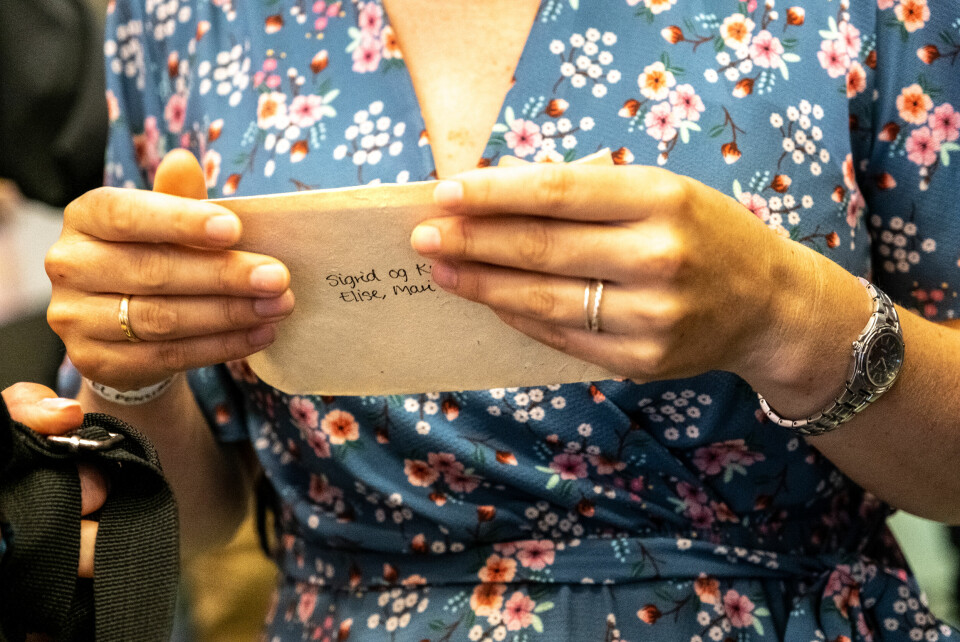 HELSINGAR: Brev, gåver og klemmar møtte Sigrid og Kristoffer etter innviingsgudstenesta. 26.06.22 Gjennestad, Norge. DELK markerer 150 år