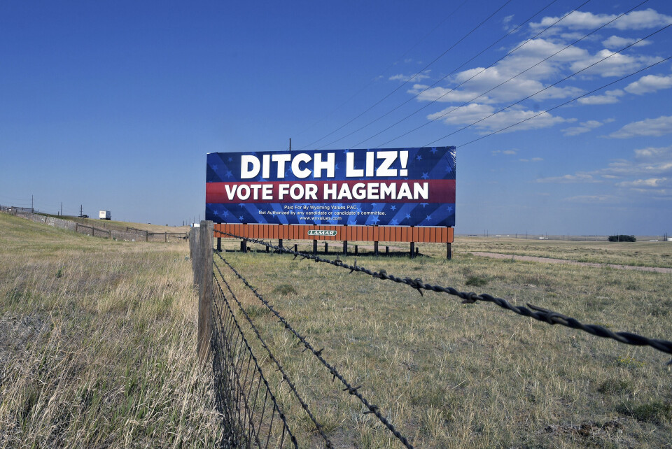 KAMP: «Dropp Liz» står det utenfor Wyomings hovedstad Cheyenne. Liz Cheney kjemper mot Harriet Hageman i primærvalget. Hageman ser ut til å vinne stort. A billboard outside Cheyenne, Wyo., on July 19, 2022, calls on voters to cast their ballots for Harriet Hageman, who is running against incumbent Rep. Liz Cheney, R-Wyo., in the Republican primary election Aug. 16. Rep. Cheney is in the political fight of her life. Wyoming's congresswoman since 2016 is facing a Donald Trump-backed opponent, attorney Harriet Hageman, in the state's upcoming Republican primary. (AP Photo/Thomas Peipert)