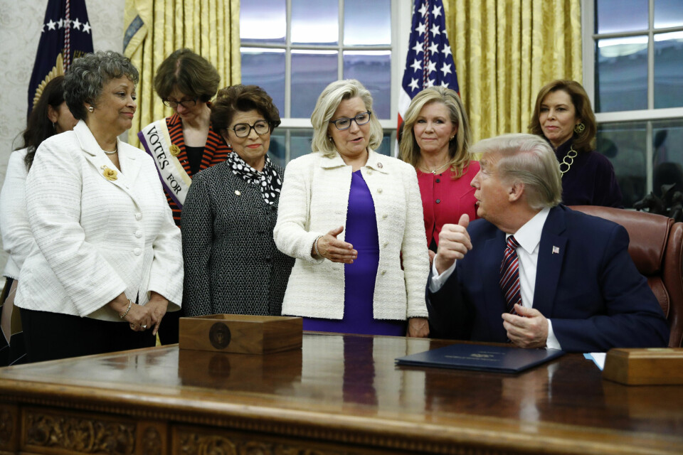 VENNER: Liz Cheney stemte for så godt som alle Trumps forslag. Her fra det ovale kontor i 2019. FILE - In this Nov. 25, 2019, file photo, Rep. Liz Cheney, R-Wyo., center, speaks with President Donald Trump during a bill signing ceremony for the Women's Suffrage Centennial Commemorative Coin Act in the Oval Office of the White House in Washington. Trump and his supporters are intensifying efforts to shame members of the party who are seen as disloyal to the former president and his false claims that last year’s election was stolen from him.(AP Photo/Patrick Semansky, File)