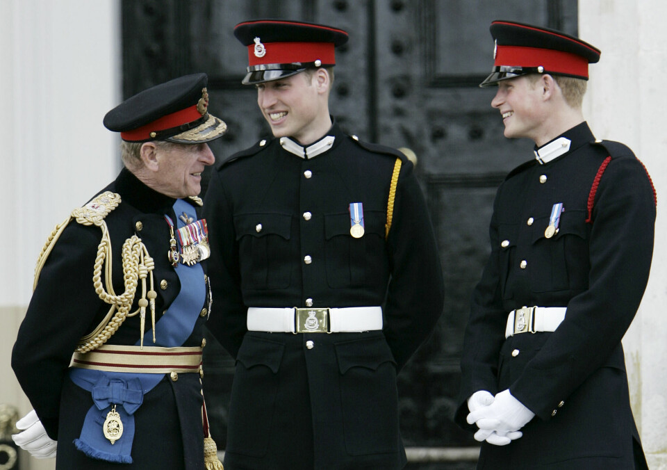 FARFAR: Prinsene William (i midten) og Harry har i likhet med farfaren gjort karriere i forsvaret. De to brødrene har hatt et svært nært forhold, men det skal være kjølnet nå. Flere håper bisettelsen lørdag kan være en mulighet for forsoning, mens andre tror riften er for dyp. Philip