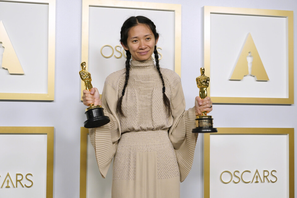 HISTORISK: Chloé Zhao fikk prisen for beste regi og beste film for «Nomadland». Foto: Chris Pizzello / pool / AP / NTB Oscar