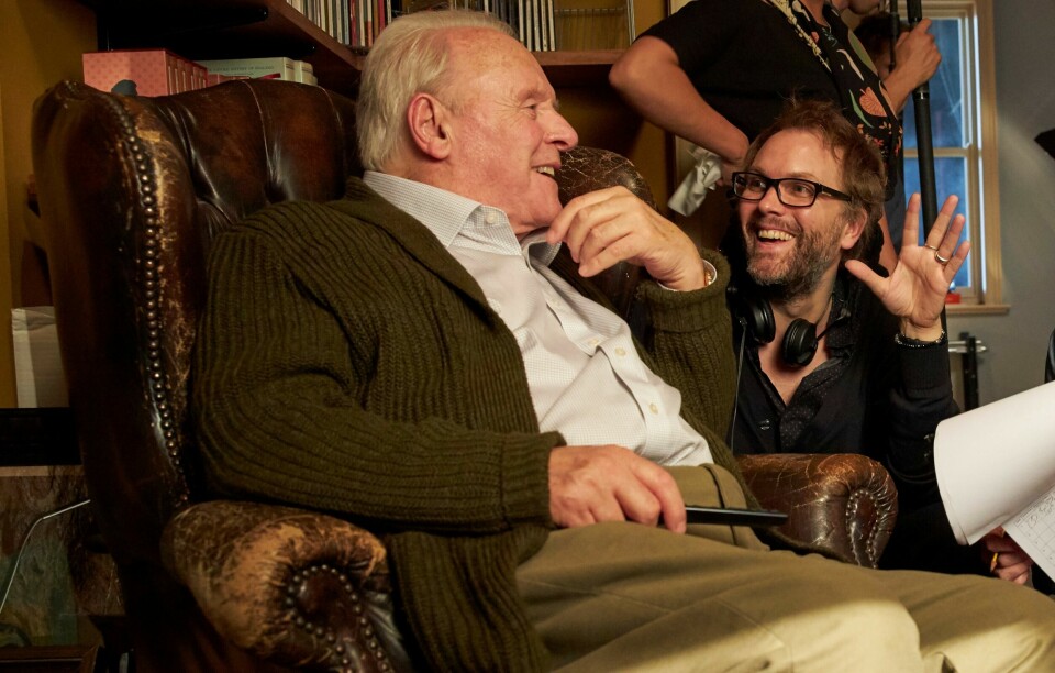 PÅ FILMSETTET: Anthony Hopkins, til venstre, snakker med regissør Florian Zeller på filmsettet til 'The Father.' Zeller mottok prisen på vegne av Hopkins (Sean Gleason/Sony Pictures Classics via AP) Oscar