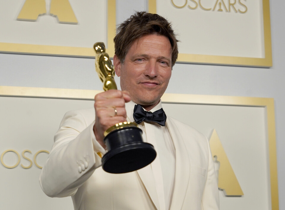 DANSKE: Dansken Thomas Vinterberg viser fram prisen for beste internasjonale film for 'Et glass til' i Los Angeles. (AP Photo/Chris Pizzello, Pool) Oscar