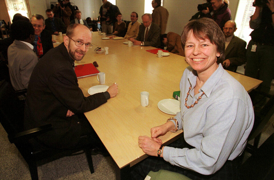 Bli-kjent-møte for Verdikommisjonens styringsgruppe februar 1998. Hanne Sophie Greve trakk seg som leder samme år, da hun ble dommer ved Menneskerettighetsdomstolen i Strasbourg. Hans Erik Matre (t.v.) ledet kommisjonens råd alle tre årene. Foto: Erik Johansen/NTB scanpix