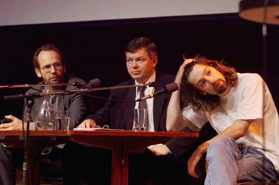 Ole Paus, statsminister Kjell Magne Bondevik og Erik Mykland under Idrettens etikk- og verdiseminar i 1999. En sarkastisk Ole Paus tok til orde for å dyrke fram vinnerne tidlig. - Dop dem gjerne, for nordmenn skal jo sette verdensrekorder, sa Paus.