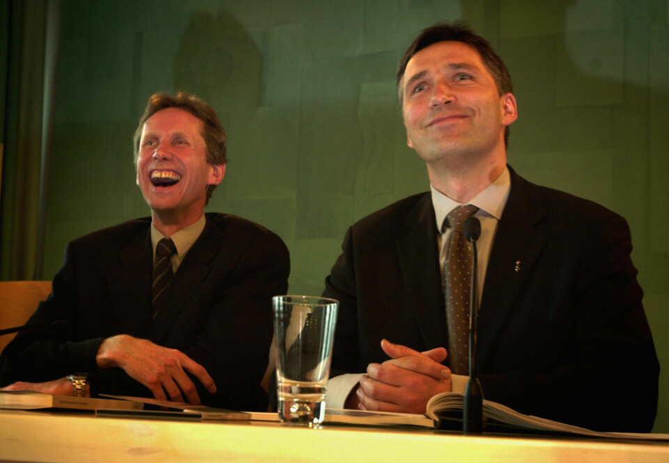 Verdikommisjonens leder Jan Erik Langangen (t.v) overleverte 28. mars 2001 kommisjonens sluttrapport til statsminister Jens Stoltenberg. Stoltenberg uttrykte ønske om at rapporten skulle bli til inspirasjon for hele regjeringen, men ville ikke lage en egen stortingsmelding på grunnlag av rapporten. Foto: Tor Richardsen/NTB scanpix/arkiv