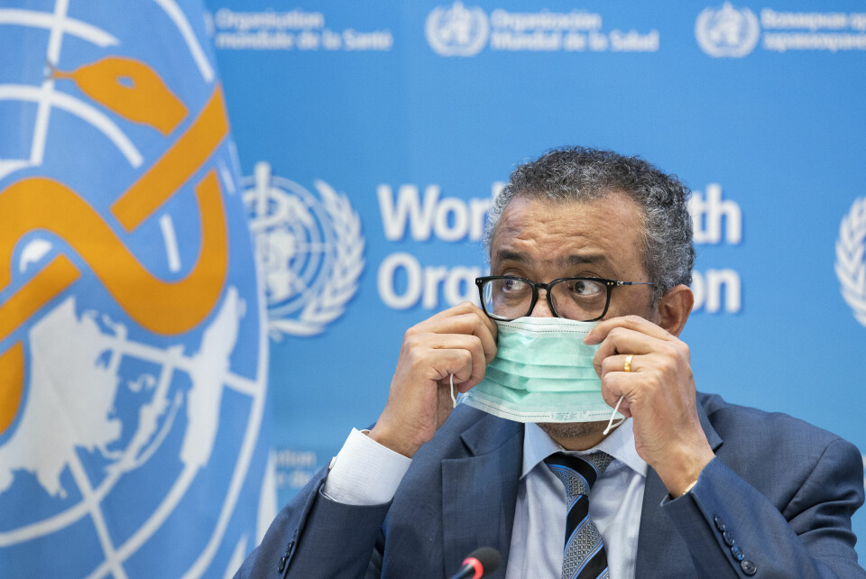ULIKSKAP: Generalsdirektør Tedros Ghebreyesus i Verdshelseorganisasjonen vil ha slutt på vaksineulikskapen, han vonar at langt fleire i særleg afrikanske land skal bli vaksinerte i 2022. Tedros Adhanom Ghebreyesus, Director General of the World Health Organization (WHO), removes his protective face mask prior to speaking to the media regarding the coronavirus COVID-19 and WHO's global health priorities in 2022, during a new press conference, at the World Health Organization (WHO) headquarters in Geneva, Switzerland, Monday, Dec. 20, 2021. (Salvatore Di Nolfi/Keystone via AP)