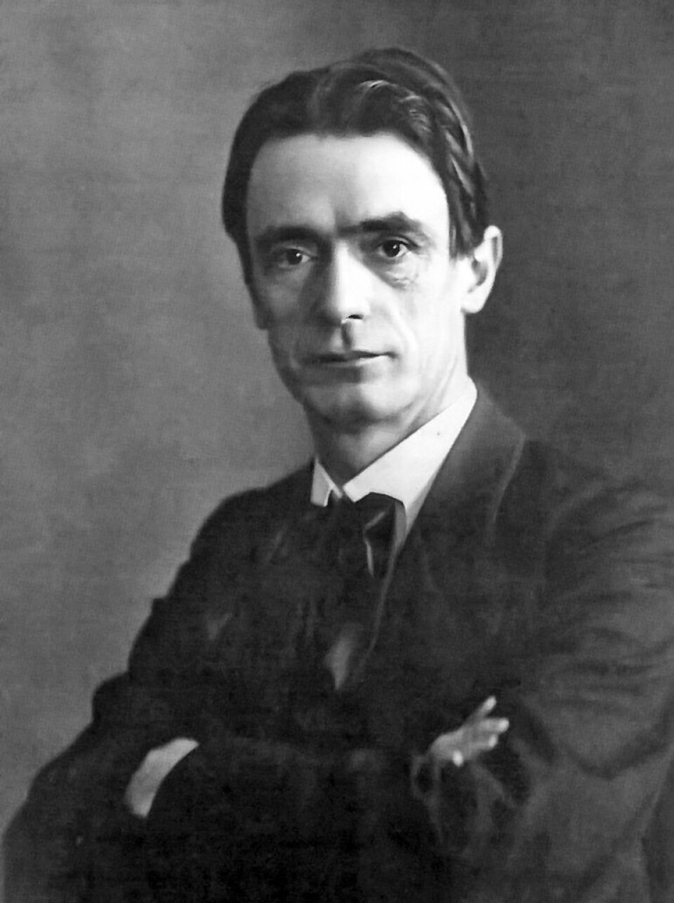 Rudolf Steiner forbindes med den moderne esoterikken. Han advarte blant annet mot hemmelige eliter, og mente vaksiner kunne gjøre det vanskelig å få tilgang til en åndelig virkelighet. Rudolf Steiner forbindes med den moderne esoterikken. Han advarte blant annet mot hemmelige eliter, og mente vaksiner kunne gjøre det vanskelig å få tilgang til den åndelige virkeligheten.