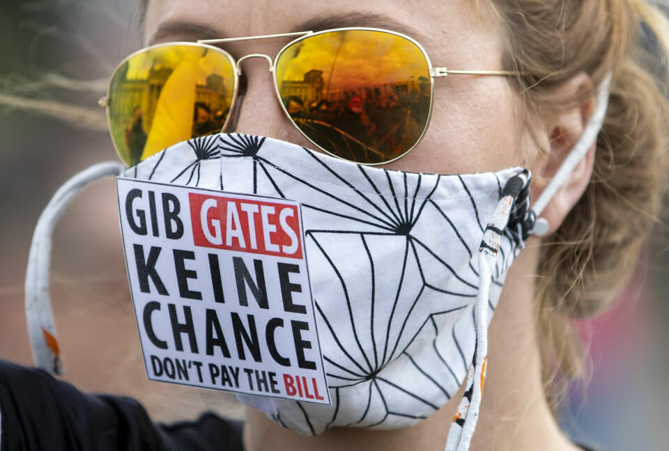 «Gib Gates keine Chance» - ikke gi (Bill) Gates en sjanse, har vært et populært slagord under koronaprotestene i Tyskland. Tesen er at det er de rike og mektige som står bak vaksinen, i et forsøk på å kontrollere befolkningen. «Gib Gates keine Chance» - ikke gi (Bill) Gates en sjanse, har vært et populært slagord under koronaprotestene i Tyskland. Tesen er at det er de rike og mektige som står bak vaksinen, i et forsøk på å kontrollere befolkningen.