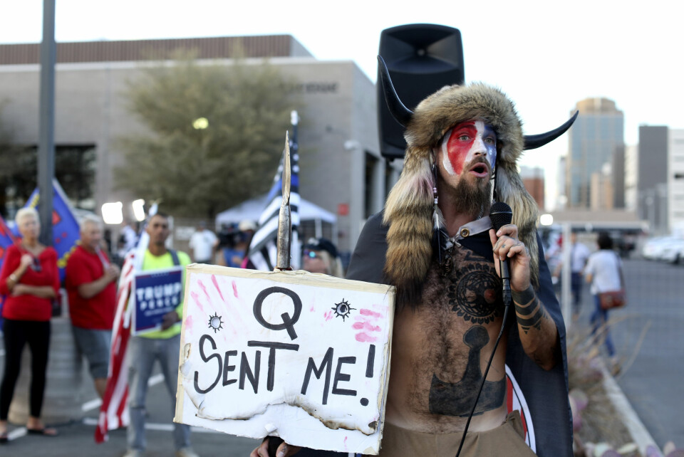 QAnon-bevegelsen ble kjent under stormingen av den amerikanske kongressen, men oppsto allerede i 2017. Allerede året etterpå hadde esoteriske miljøer i Tyskland begynte å fatte interesse for dette, i følge forfatteren av Rechte Esoterik.