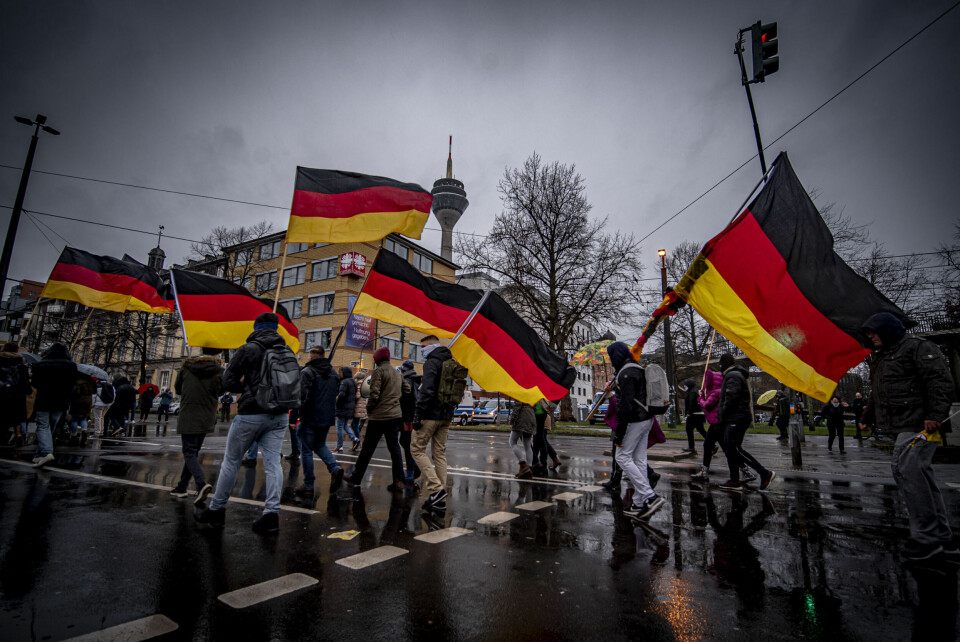 Düsseldorf lørdag 8. januar. Koronaprotestene kalles nå «Spaserturer» for å omgå plikten til å forhåndsmelde demonstrasjoner til politiet. Koronaprotester i Düsseldorf lørdag 8. januar