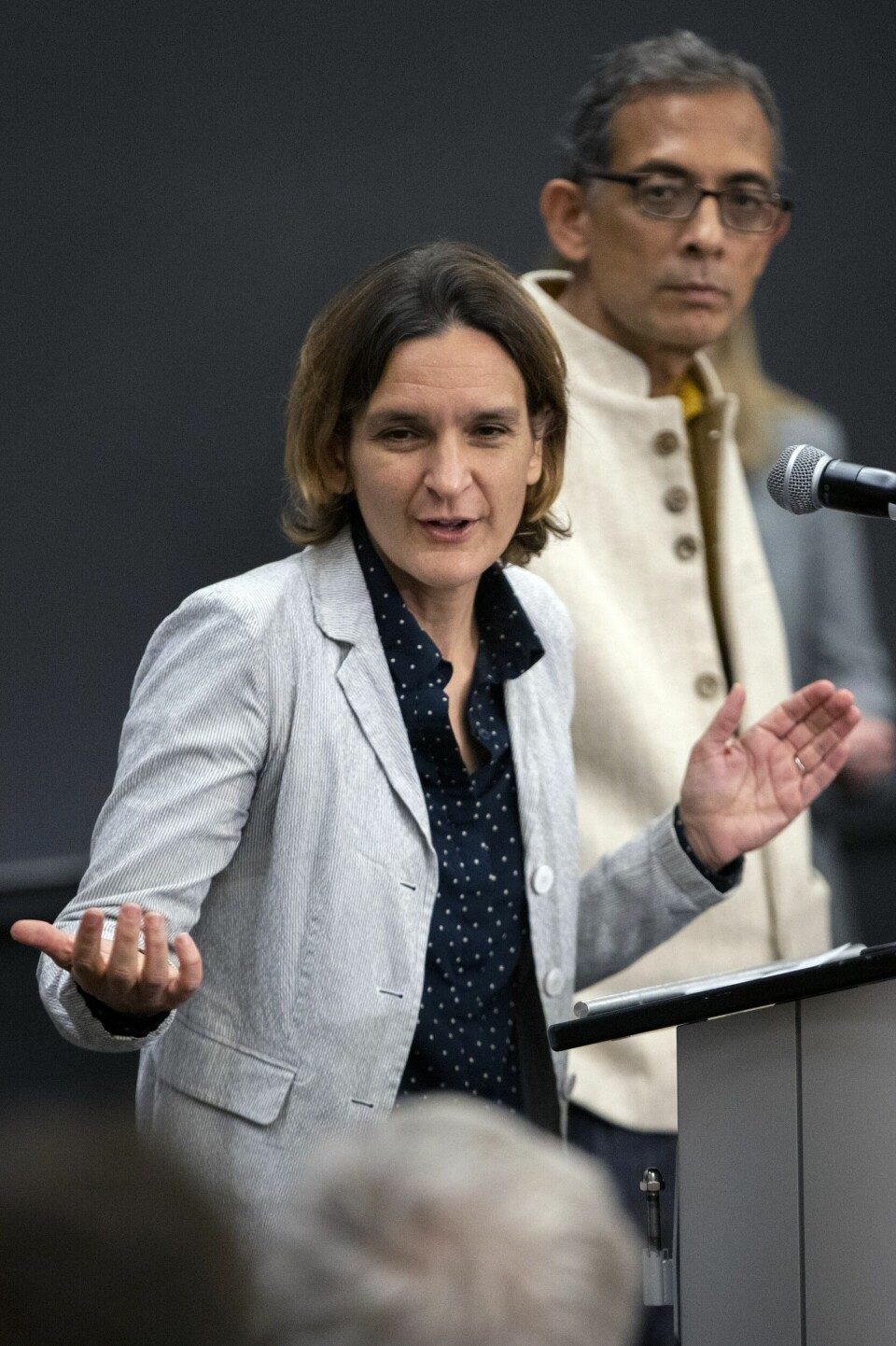 LAB MOT FATTIGDOM: Esther Duflo driver en «fattigdomsbekjempelseslab» sammen med sin mann Abhijit Banerjee (til høyre) og nettverk av forskere. Esther Duflo, left, and Abhijit Banerjee speak during a news conference at Massachusetts Institute of Technology in Cambridge, Mass., Monday, Oct. 14, 2019. Banerjee and Duflo, along with Harvard's Michael Kremer, were awarded the 2019 Nobel Prize in economics for pioneering new ways to alleviate global poverty. (AP Photo/Michael Dwyer)