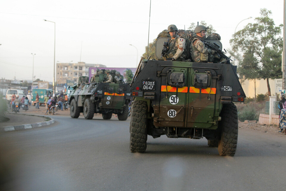SAHEL: Franske tropper på veg inn i Malis hovedstad Bamako. Bildet er fra 2013. FILE - French troops in two armored personnel carriers drive through Mali's capital Bamako on the road to Mopti, Tuesday, Jan. 15, 2013. French President Emmanuel Macron announced at a press conference Thursday Feb. 17, 2022 that he is withdrawing French troops from Mali. France intends to maintain its military operations to fight Islamic extremism in other countries in Africa's broader Sahel region. (AP Photo/Jerome Delay, File)