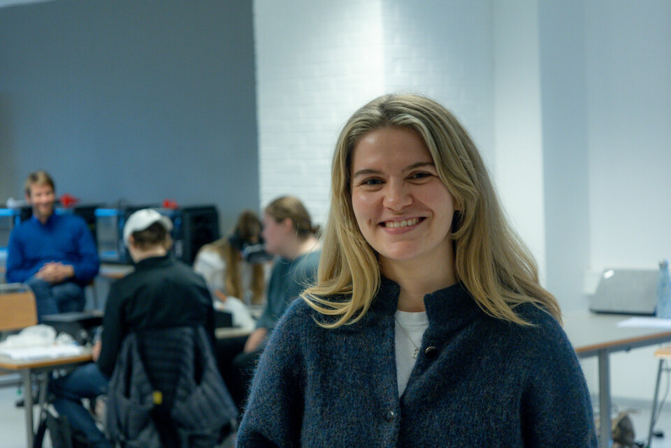 GUIDE: Rachel Mizrachi er elevenes virtuelle omviser i synagogen. Hun var også på plass på Vennesla ungdomsskole. Rachel Mitzrachi er skoleansvarlig ved Det mosaiske trossamfund. Her på skolebesøk til Vennesla ungdomsskole.