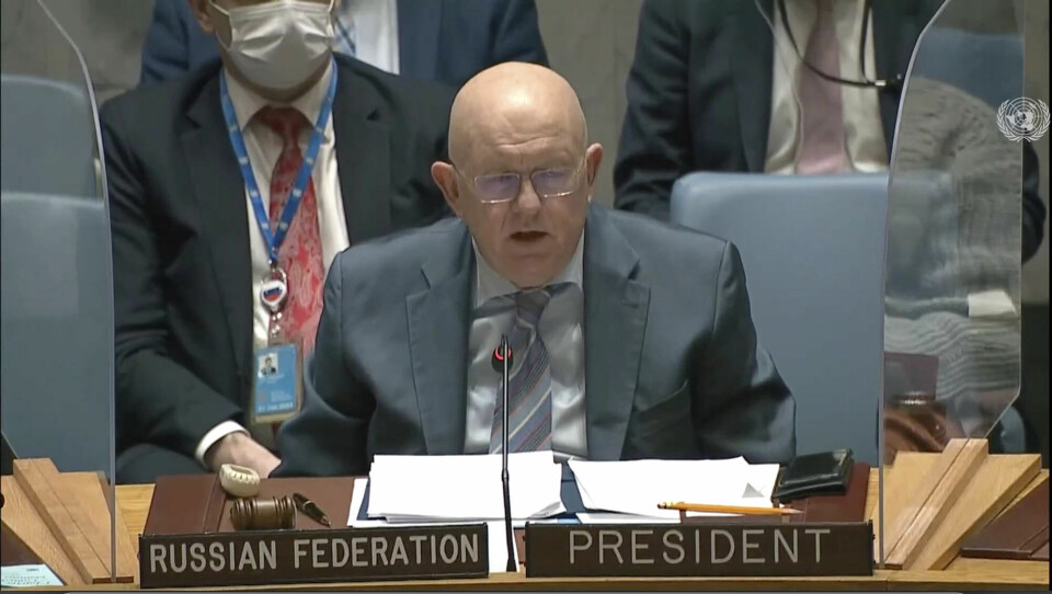 FORSVARTE: Russlands FN-ambassadør Vassilij Nebenzia forsvarte seg med å si at Russland fortsatt er åpen for diplomati og en diplomatisk løsning, men han advarte mot det han kalte ukrainsk aggresjon. Russlands FN-ambassadør Vassilij Nebenzia forsvarte seg med å si at Russland fortsatt er åpen for diplomati og en diplomatisk løsning, men han advarte mot det han kalte ukrainsk aggresjon. Foto: UNTV via AP / NTB