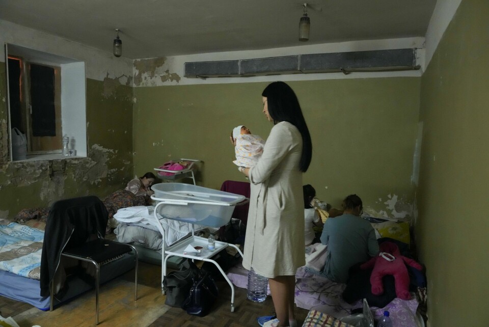NYFØDDE: Ei mor held den nyfødde i armane på eit improvisert sjukehus i Ukrainas hovudstad Kyiv. kyiv