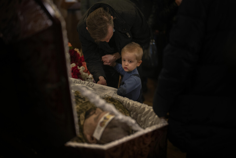 DØD: Serafim (3) tek avskil med hæroffiseren Anton Sydorov i ei gravferd i Kyiv. død