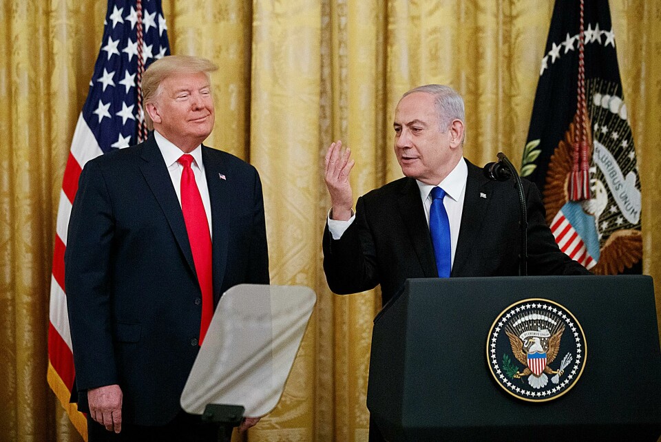 Israels statsminister Benjamin Netanyahu er full av lovord om president Donald Trumps plan for en fredsløsning med palestinerne, som ble presentert tirsdag. Problemet er at palestinerne ikke vil ha noe som helst med planen å gjøre. Israeli Prime Minister Benjamin Netanyahu speaks during an event with President Donald Trump in the East Room of the White House in Washington, Tuesday, Jan. 28, 2020, to announce the Trump administration's much-anticipated plan to resolve the Israeli-Palestinian conflict. (AP Photo/Alex Brandon)