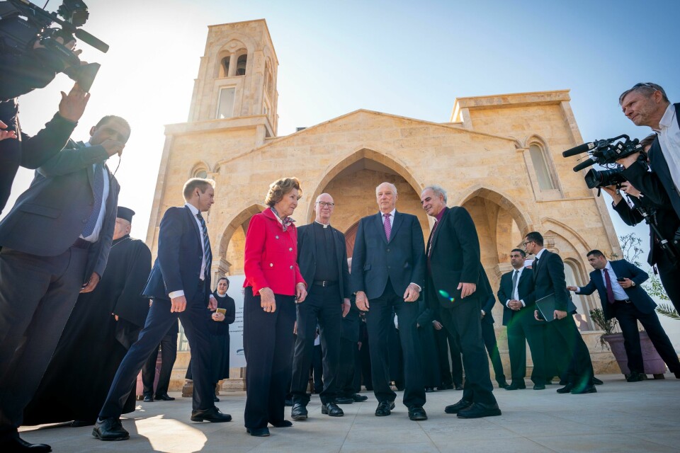Al-Maghtas , Jordan 20200303. Al-Maghtas , Jordan 20200303. Kong Harald og dronning Sonja besøkte Den evangeliske-lutherske kirken i Bethany i nærheten der Jesus ble døpt av Johannes døperen. Kirken og dåpsstedet ligger i et militært område, ved grensen til Israel, og har utsikt mot
Vestbredden med Jeriko som nærmeste by. Selve kirken ble bygget i 2013, og er en av
syv kirker tilhørende ulike kirkesamfunn som ble bygget etter at Kong Abdullah
dedikerte området til dette formålet.
Kongeparet er på et tre dagers statsbesøk i Jordan.Foto: Heiko Junge / NTB scanpix