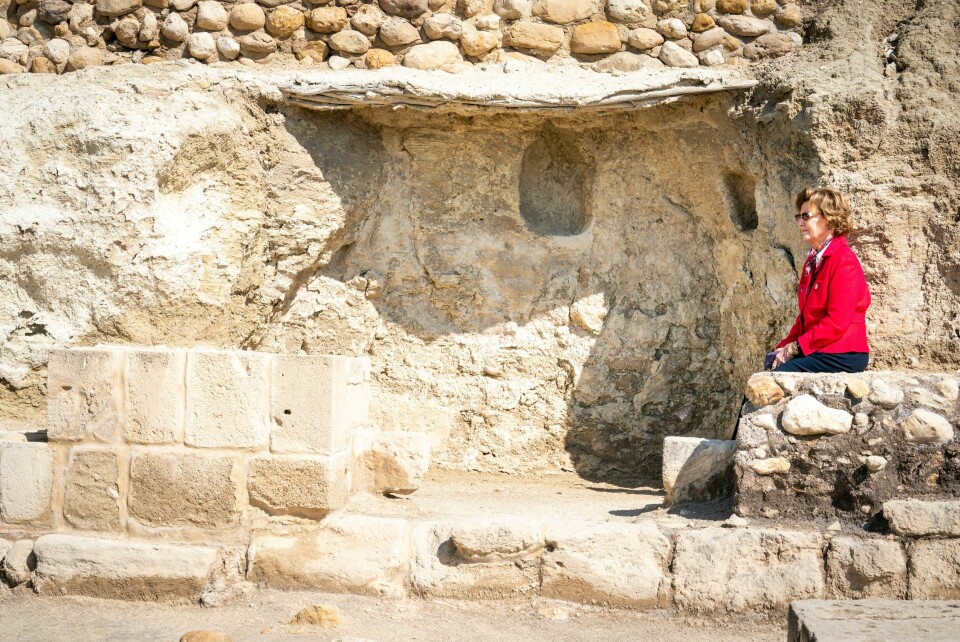 Al-Maghtas , Jordan 20200303. Al-Maghtas , Jordan 20200303. Dronning Sonja sitter alene i døperen Johannes sin grotte ved den østlige bredden av Jordanelven der Jesus ble døpt av Johannes døperen. Det historiske og arkeologiske verdensarvstedet heter Al-Maghtas, som betyr 'dåp' eller 'fordypning' på arabisk.
Kongeparet er på et tre dagers statsbesøk i Jordan.Foto: Heiko Junge / NTB scanpix