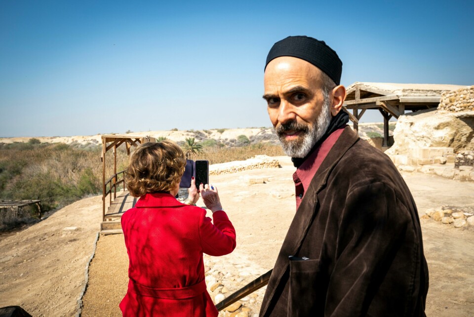 Al-Maghtas , Jordan 20200303. Al-Maghtas , Jordan 20200303. Dronning Sonja tar bilde av døperen Johannes sin grotte ved den østlige bredden av Jordanelven der Jesus ble døpt av Johannes døperen. Det historiske og arkeologiske verdensarvstedet heter Al-Maghtas, som betyr 'dåp' eller 'fordypning' på arabisk. Kong Abdullahs fetter, prins Ghazi fulgte dronningen.
Kongeparet er på et tre dagers statsbesøk i Jordan.Foto: Heiko Junge / NTB scanpix