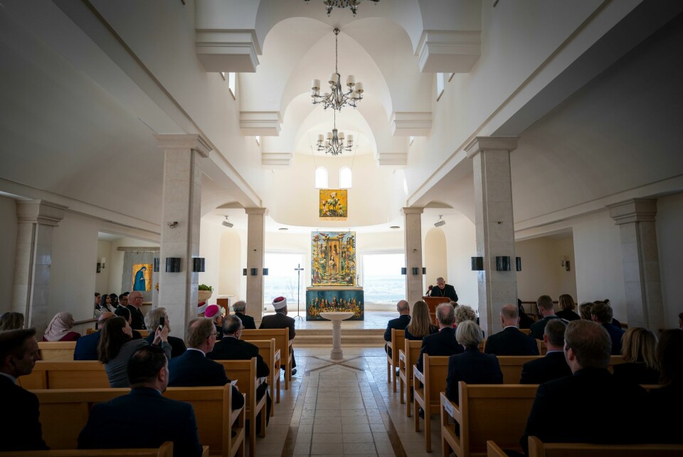 Al-Maghtas , Jordan 20200303. Al-Maghtas , Jordan 20200303. Kong Harald og dronning Sonja besøkte Den evangeliske-lutherske kirken i Bethany i nærheten der Jesus ble døpt av Johannes døperen. Kirken er utsmykket av den norske kunstneren Håkon Gullvåg.
Han har malt ni malerier som er fordelt i kirkens kor og med dåpsscenen som det sentrale motivet i alterbildet. Kirken og dåpsstedet ligger i et militært område, ved grensen til Israel, og har utsikt mot
Vestbredden med Jeriko som nærmeste by. Selve kirken ble bygget i 2013, og er en av
syv kirker tilhørende ulike kirkesamfunn som ble bygget etter at Kong Abdullah
dedikerte området til dette formålet.
Kongeparet er på et tre dagers statsbesøk i Jordan.Foto: Heiko Junge / NTB scanpix