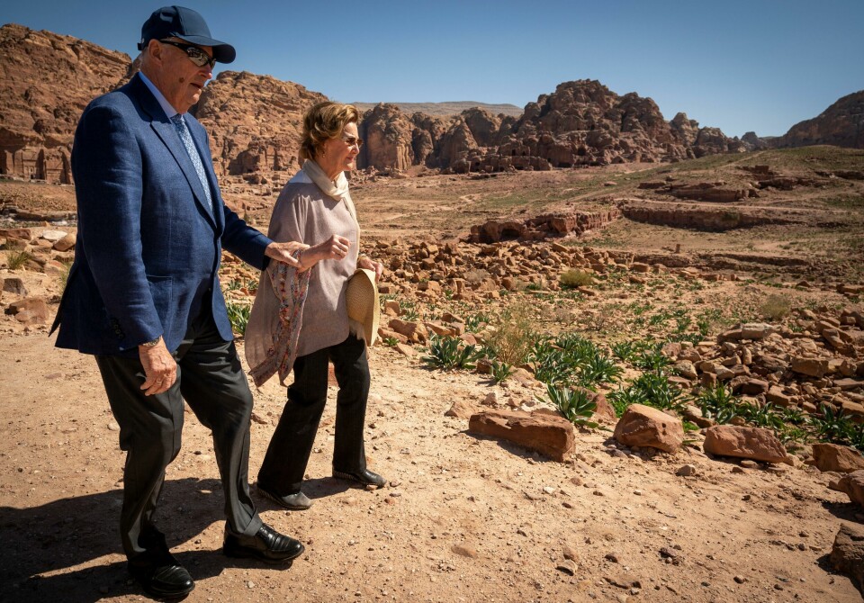 Kongeparet i terrenget rundt oldtidsbyen Petra. Turen til Midtøsten har gjort sterkt inntrykk på kongen og dronningen. Petra, Jordan 20200304. Kong Harald og dronning Sonja besøker oldtidsbyen Petra i Jordan onsdag. Det er siste post under det tre dager lange statsbesøket.Foto: Heiko Junge / NTB scanpix