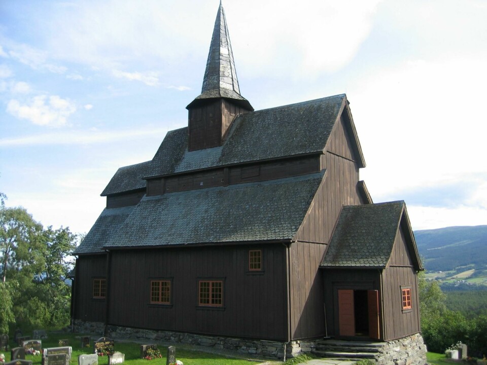 Mange menigheter rundt omkring i landet sender nå gudstjeneste nett. Blant annet Høre stavkirke i Valdres. Mange menigheter rundt omkring i landet sender nå gudstjeneste nett. Blant annet Høre stavkirke i Valdres.