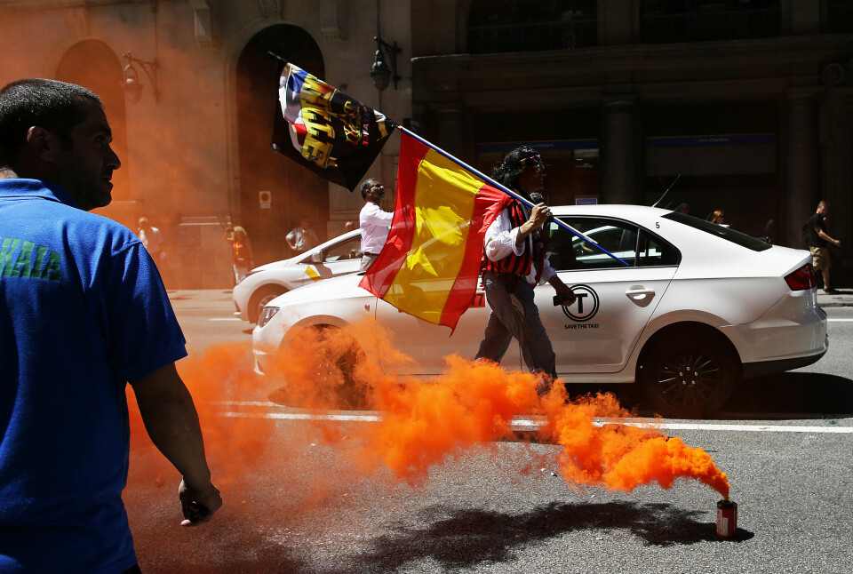 Barcelona er en av flere europeiske byer der lokalbefolkningen opplever at Airbnb er med på å presse dem ut av boligmarkedet. Her fra protester mot boligtjenesten i den catalanske hovedstaden tidligere i sommer. Foto: AP Photo/Manu Fernandez