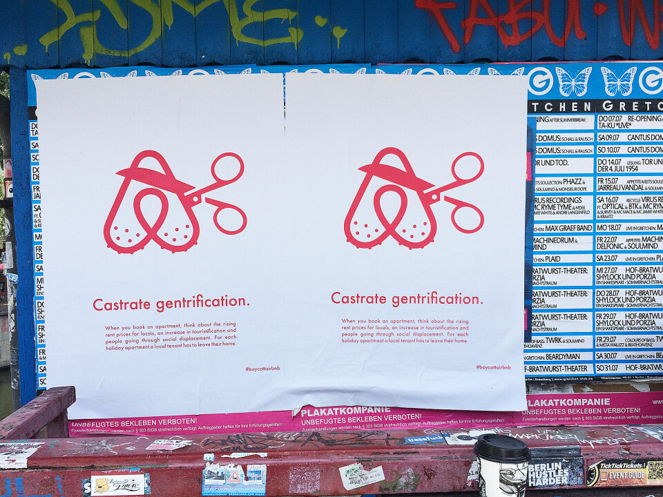 Også i Berlin er Airbnb omstridt. Tjenesten anklages for å skru opp prisene på utleieboliger. Hvorfor leie ut langsiktig, når du kan drive mer lukrativ kortidsleile. Saksen som klipper i Airbnb-logoen er del av en kampanje som oppfordrer til å boikotte selskapet. Foto: Gunnhild Hokholt Bjerve / NTB scanpix