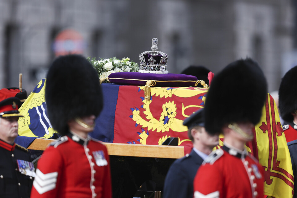 Prosesjon fra Buckingham Palace til Westminster Hall med dronning Elizabeths kiste onsdag. Kisten med dronning Elizabeth fraktes fra Buckingham Palace til Westminster Hall. Foto: Richard Heathcote / AP / NTB
