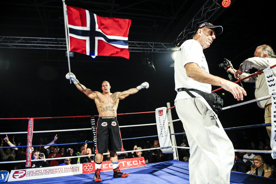 Etter å ha blitt kåret til Norges sterkeste mann to ganger, debuterte Arild Haugen som bokser ved å slå sin polske motstander knockout etter 45 sekunder. I ettertid har han innrømmet doping