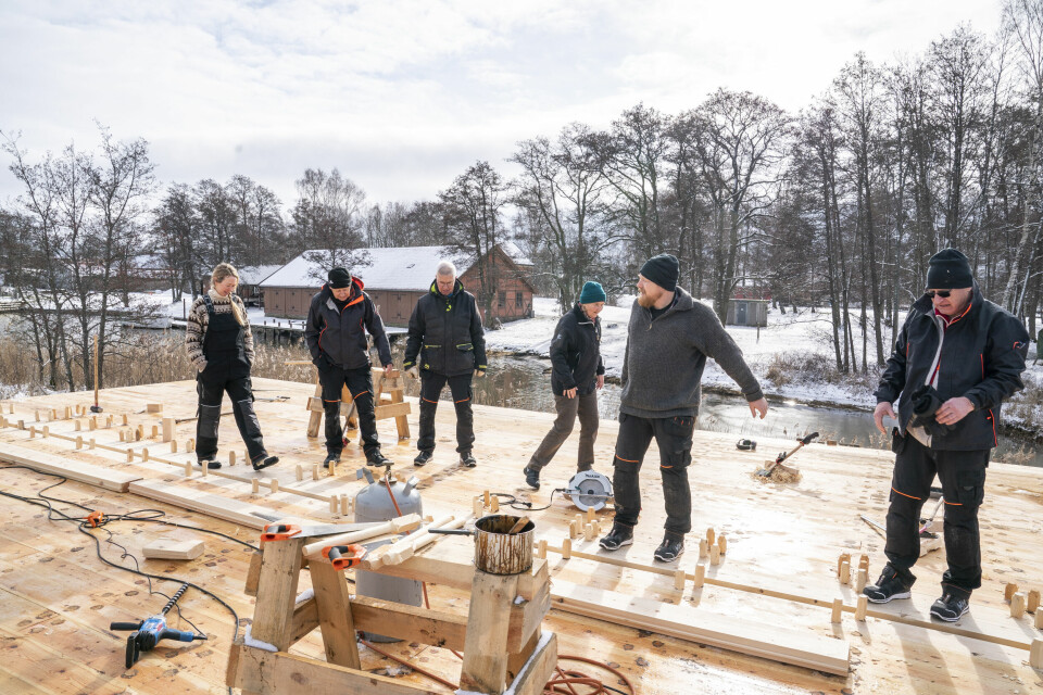 Prammen bygges etter gamle tradisjoner. Slike møleprammer var i bruk i Plankebyen fra midt på 1800-tallet der de ble trukket med trevirke og med møl (sagflis) på Glomma. Nå skal en slik pram bære en katedral.