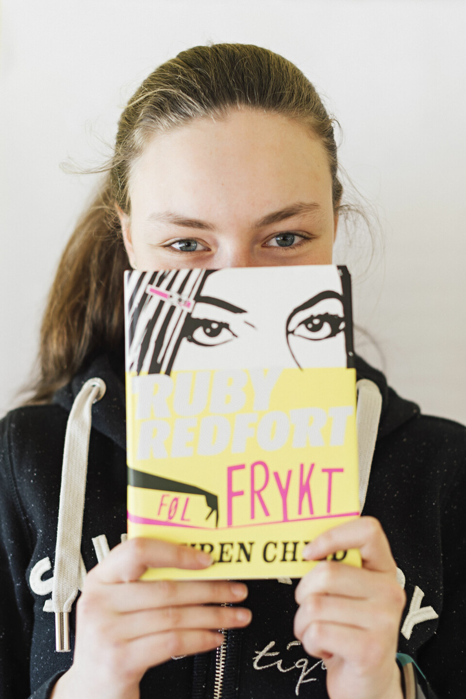 SNAKKE: – Mens jeg leser, tenker jeg at dette må vi snakke om og lurer på hva de andre synes, sier Ingrid Selstad Berg (14).