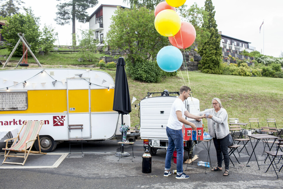 Stevnesjefene Linn og Geir Byberg er tidlig oppe for å få en installasjon til å fly med heliumballonger. Et svevende papphus skal minne deltakerne på stevnet at de har et hjem hos Gud.