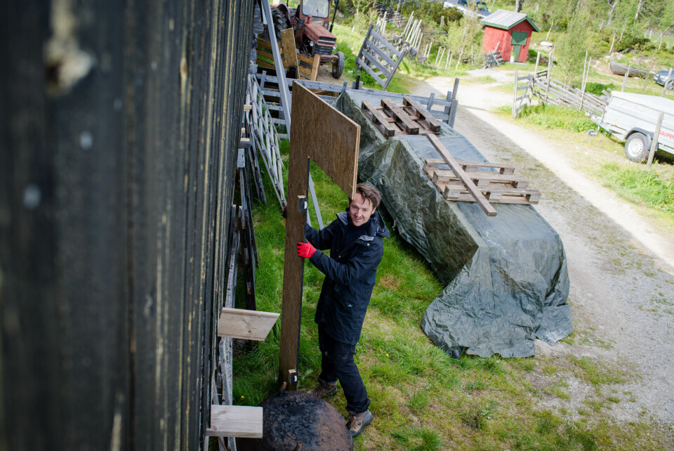 Du overlever ikke lenge som primadonna på Opera di setra. I tillegg til å synge en av hovedrollene i Bajazzo, løper Lars Eggen rundt og fikser det som trengs. Alle foto: Joakim Enger