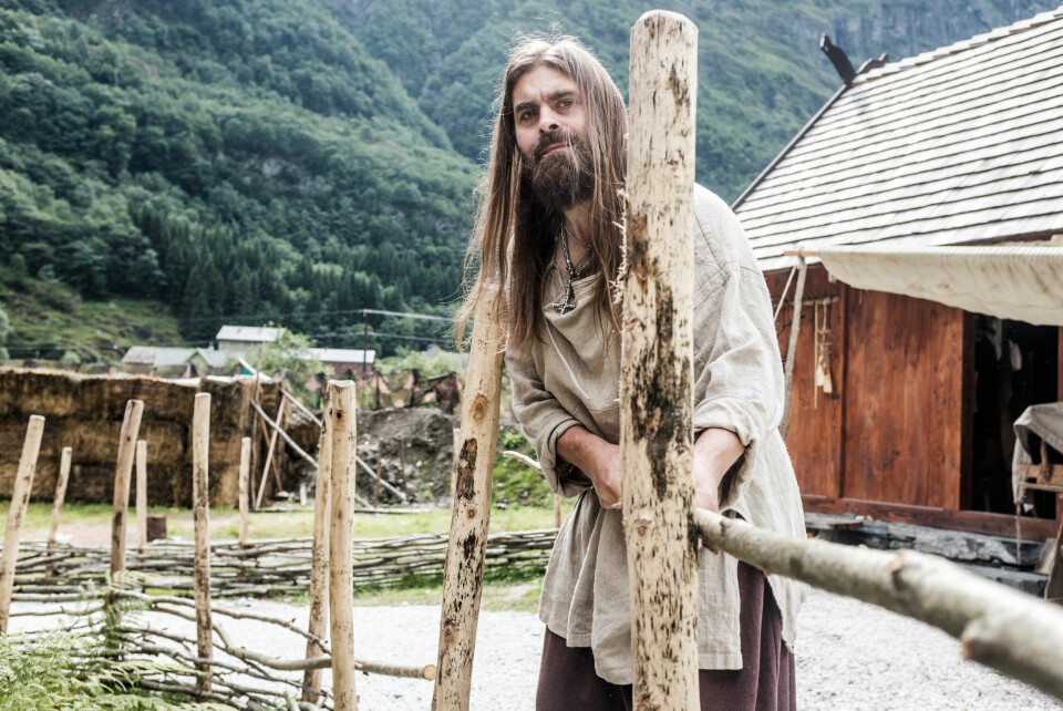 SOMMERFERIE: John Egil Hope fra Askøy utenfor Bergen har sammen med familien fått lov til å disponere et eget hus i Njardarheimr. – Jeg har holdt på med viking siden 2007. Det er en interesse og hobby som har opptatt og samlet familien over lang tid nå, forteller han. Alle foto: Adrian Nielsen