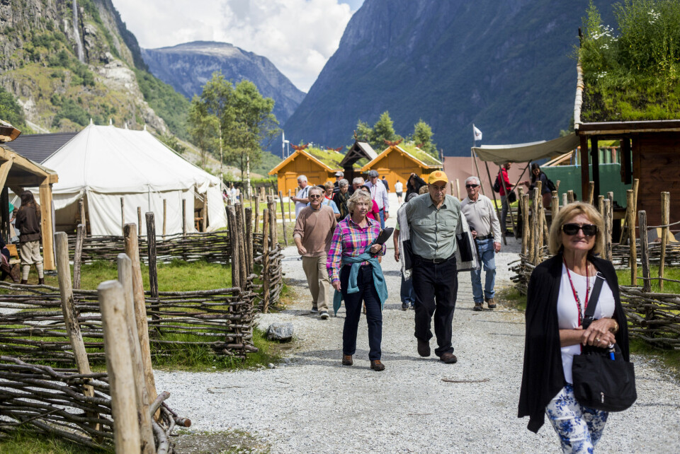 TURISTMÅL: Turistene lar seg fascinere av norsk vikingtid. Frode Tufte i Gudvangen Utvikling AS kan fortelle at de utenlandske turistene ofte har mer kunnskap om vikingene enn de norske turistene.