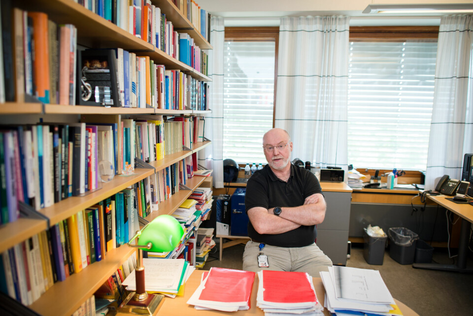 Professor Bernt Aardal på kontoret. Joakim S. Enger