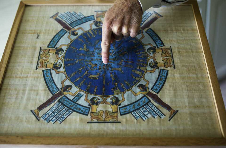 Gisle Henden peker på stjernetegnene på en tegning av den egyptiske zodiak, fra sjelens tempel i Egypt.