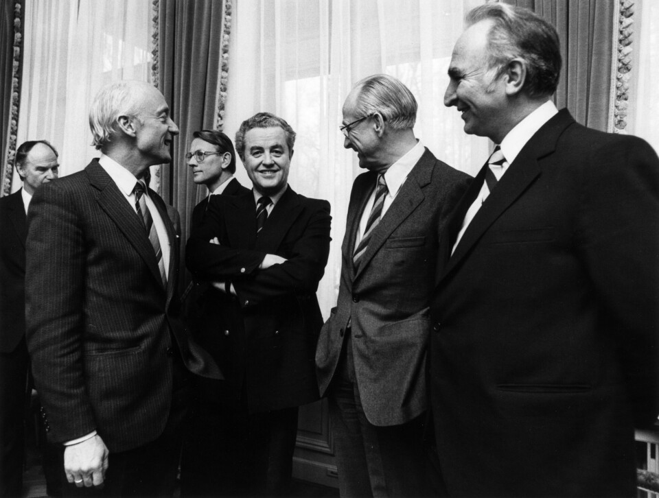 Lars Roar Langslet i midten var kulturminister under Kåre Willochs regjering (1981-86) og en verdikonservativ intellektuell. Her er de to sammen med flere kirkeprofiler. Foran fra venstre: Kåre Willoch, Lars Roar Langslet, Georg Hille og Andreas Aarflot. I bakgrunnen står Finn T. Isaksen og Torleiv Austad. Årstall er ukjent. Foto: Lars O. Flydal