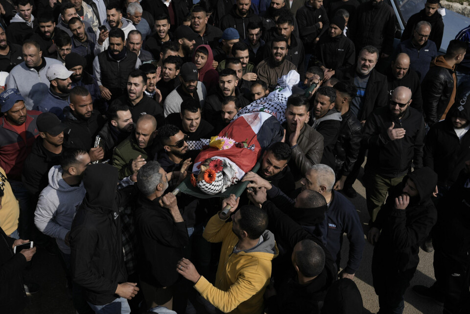 Fjoråret var det dødeligste på mange år på den okkuperte Vestbredden, og 2023 ligger an til å bli enda verre. 45 år gamle Ahmad Kahla ble skutt og drept av israelske soldater i landsbyen Rammun, her bæres han til graven. Fjoråret var det dødeligste på mange år på den okkuperte Vestbredden, og 2023 ligger an til å bli enda verre. 45 år gamle Ahmad Kahla ble skutt og drept av israelske soldater i landsbyen Rammun, her bæres han til graven. Foto: AP / NTB