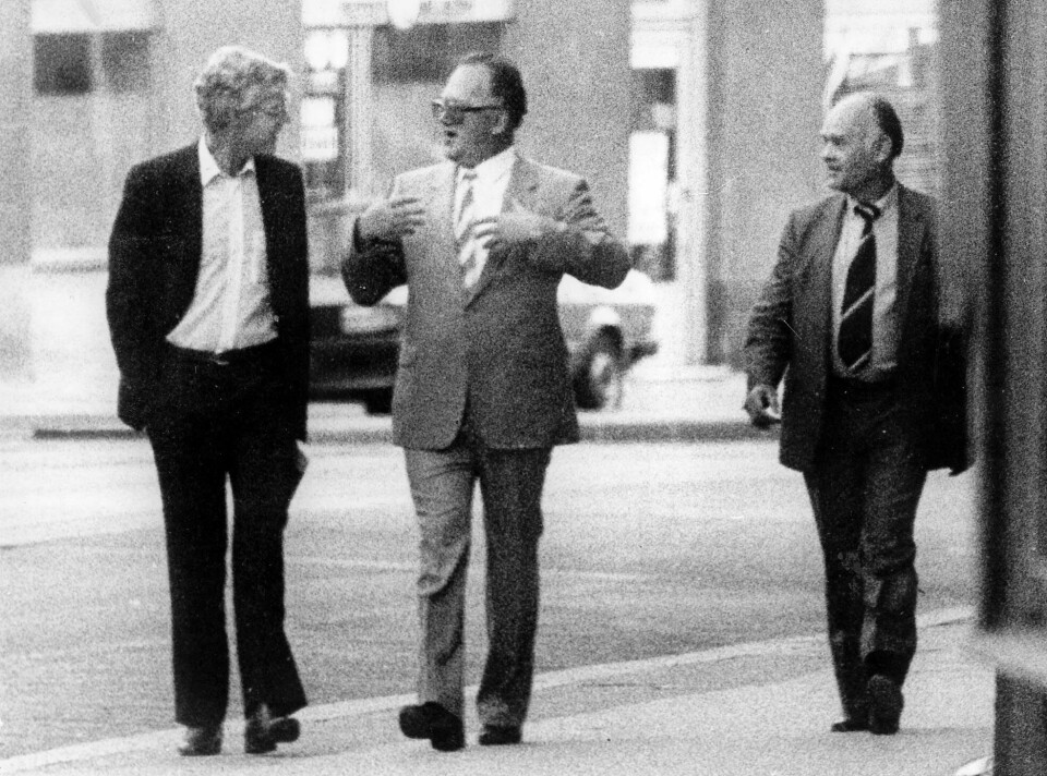 RUSSISKE AGENTER: Dette bildet sendte riksadvokaten ut i forbindelse med avsløringen av Arne Treholt i 1984. Det viser Treholt i samtale med de russiske agentene Gennadij Titov og Aleksandr Lopatin på gata i Wien 20. august 1983. Wien, Østerrike 1983-08: De mest alvorlige av russiske utvisninger fra Norge, kom i kjølvannet av spionasjesakene knyttet til Gunvor Galtung Haavik og Arne Treholt. Dette bildet som riksadvokaten sendte ut i forbindelse med avsløringen av Arne Treholt i 1984 viser Treholt i samtale med de russiske agentene Gennadij Titov og Aleksandr Lopatin på gata i Wien 20. august 1983. Foto: Overvåkningspolitiet / NTB Pluss arkiv - - Bildet er ca 3 MB - -
