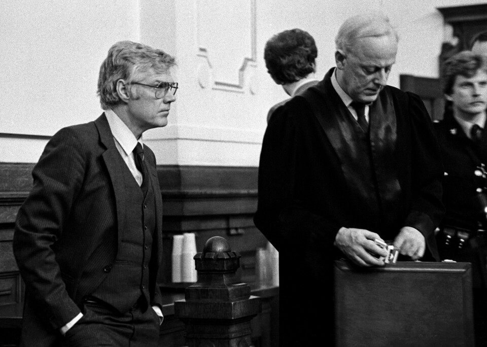 SPIONTILTALE: Rettssaken mot Arne Treholt startet i Oslo Tinghus, 25. februar 1985. Sammen med ham er en av forsvarerne, Ulf Underland. Ketil Bjørnstad forteller at Arne Treholt har betydd mye som nær venn helt siden de ble kjent da rettssaken startet. Her fra rettssaken da den startet i Oslo tinghus 25. februar 1985. Arne Treholt (t.v.) og en av forsvarerne, Ulf Underland. Arkivfoto: Bjørn Sigurdsøn / NTB