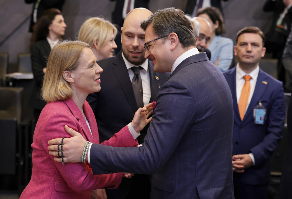 ADVARER: Utenriksminister Anniken Huitfeldt hilser på Ukrainas utenriksminister Dmytro Kuleba på Natos utenriksministermøte torsdag. Norway's Foreign Minister Anniken Huitfeldt, left, greets Ukraine's Foreign Minister Dmytro Kuleba, center right, at the North Atlantic Council roundtable during a meeting of NATO foreign ministers at NATO headquarters in Brussels, Thursday, April 7, 2022. Ukraine on Thursday appealed to NATO for more weapons in its fight against Russia to help prevent further atrocities like those reported in the city of Bucha, and urged Germany to slash red tape so that more supplies can get in. (AP Photo/Olivier Matthys)